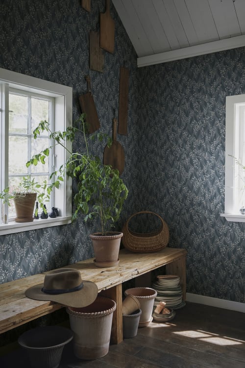 Sandberg tapeet Liljekonvalj, Indigo Blue 479-56