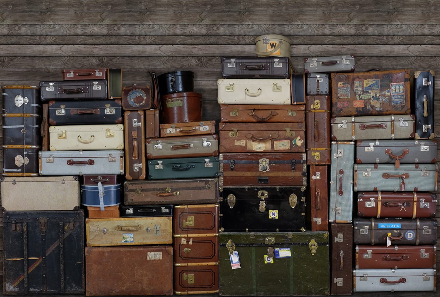 Rebel Walls pilttapeet Stacked Suitcases R14061