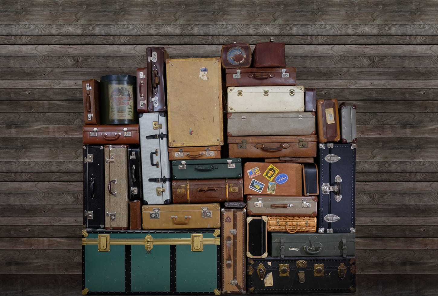 Rebel Walls pilttapeet Stacked Suitcases, Heap R14062
