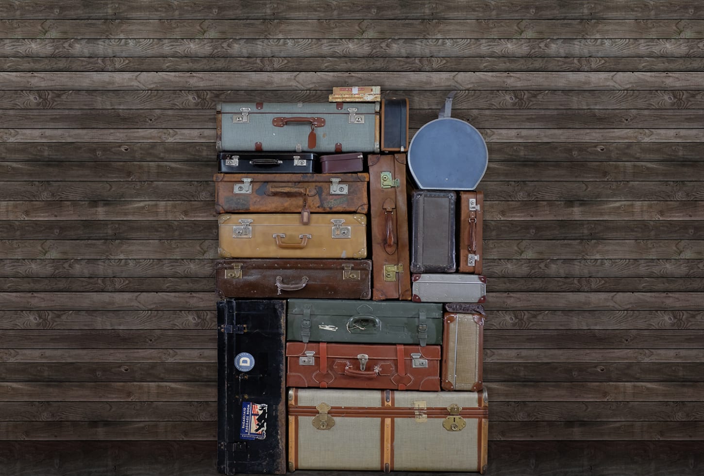 Rebel Walls pilttapeet Stacked Suitcases, Pile R14063