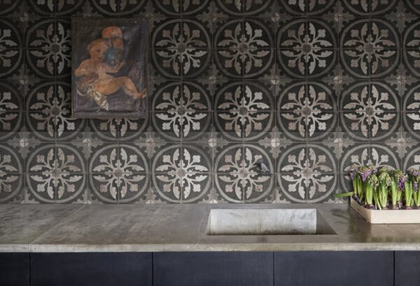 r17784_interior1 Rebel Walls pilttapeet Ravenna, Charcoal R17784