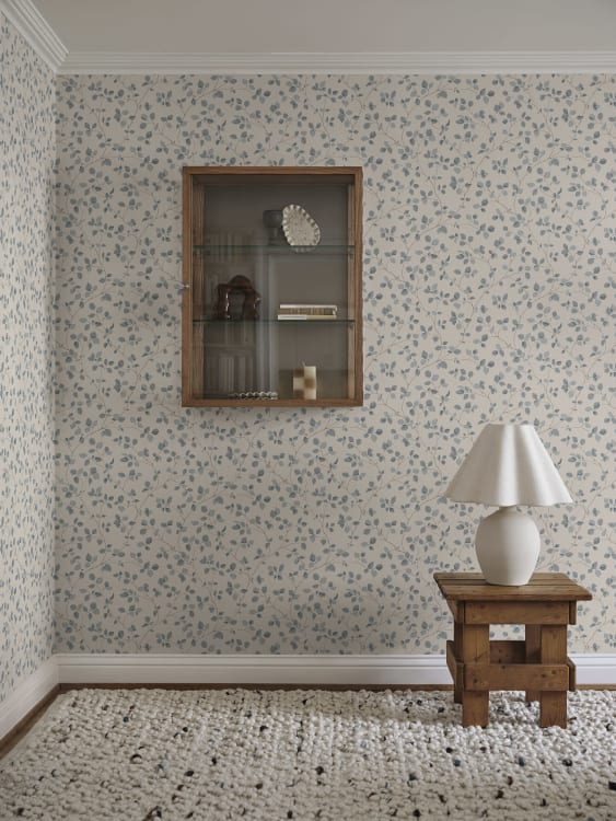 Sandberg tapeet Bokskog, Misty Blue S10323