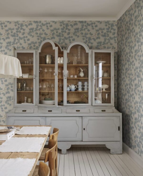 Sandberg tapeet Pine, Misty Blue S10328