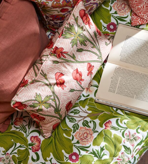 monkshood-morris-and-co-rhubarb-fabric-227220-image02 Morris & Co kangas Monkshood