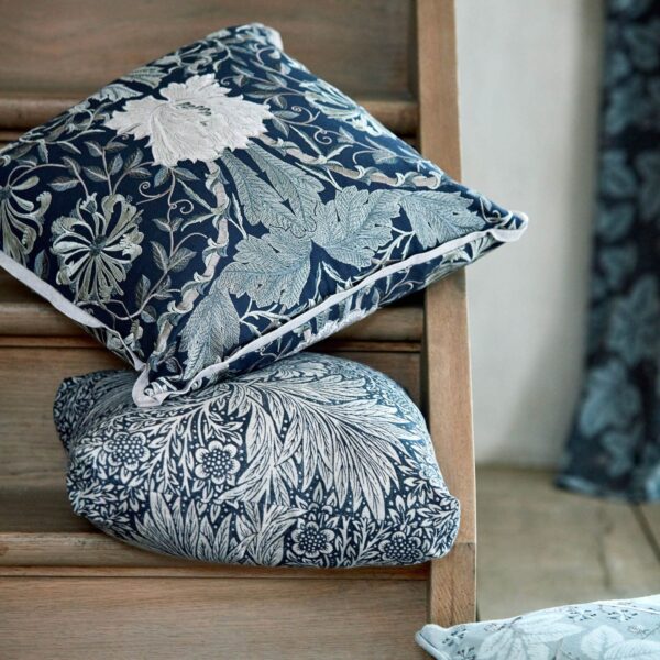 Morris & Co kangas Pure Honeysuckle & Tulip Embroidery