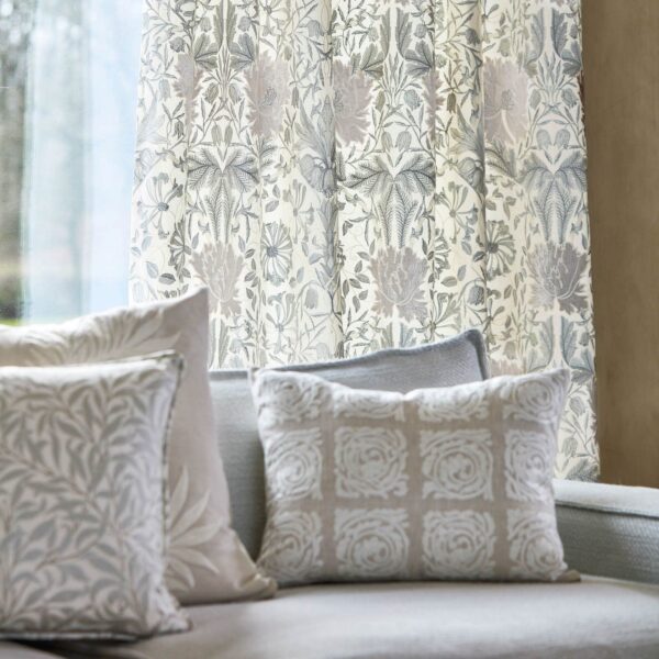 Morris & Co kangas Pure Honeysuckle & Tulip Embroidery