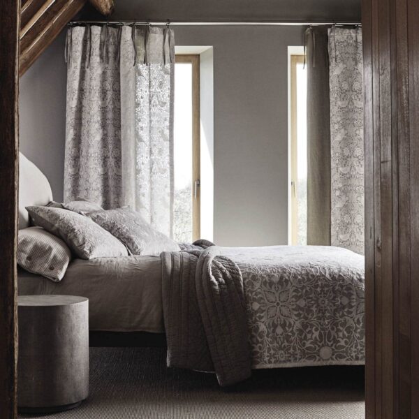 pure-strawberry-thief-morris-and-co-dove-fabric-226060-image02 Morris & Co kangas Pure Strawberry Thief