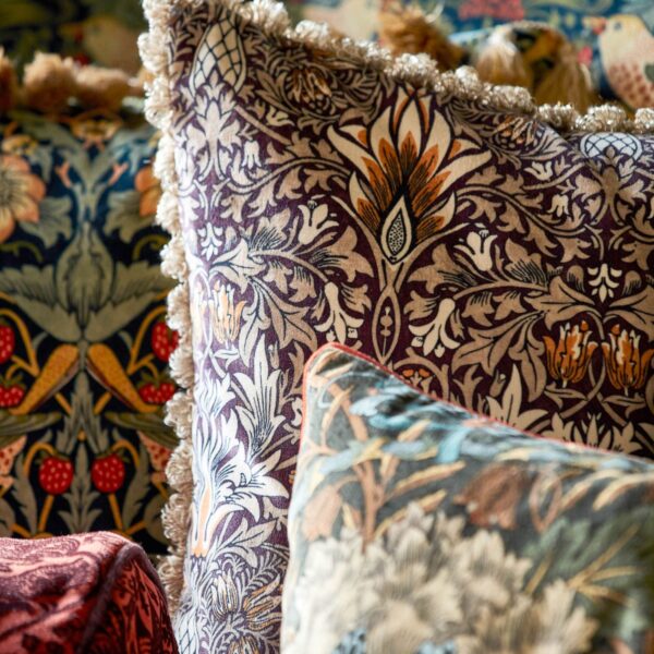 snakeshead-velvet-morris-and-co-crimson-saffron-fabric-236935-image02 Morris & Co kangas Snakeshead Velvet