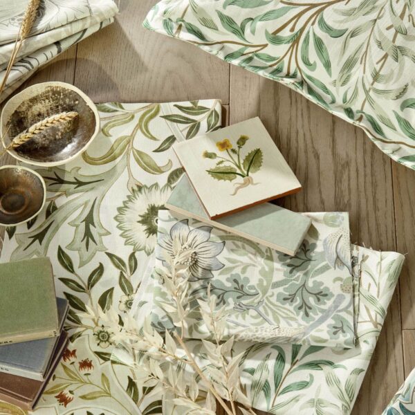 wilhelmina-wide-width-morris-and-co-russet-leaf-green-fabric-227294-image03 Morris & Co kangas Wilhelmina Wide Width