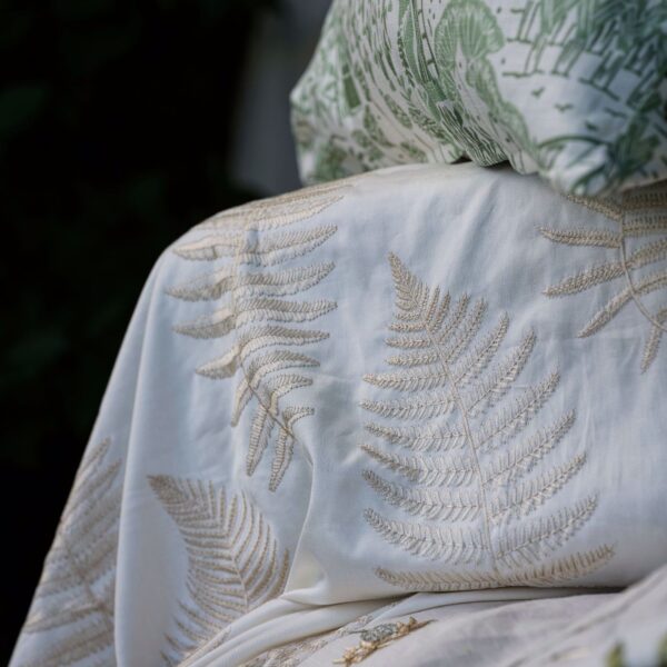 Sanderson kangas Fern Embroidery