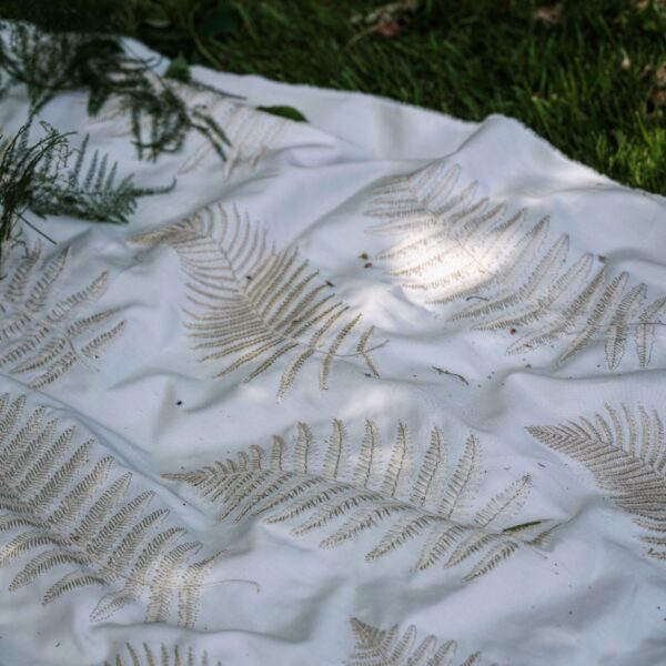 Sanderson kangas Fern Embroidery