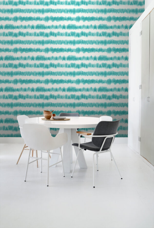 ESTAhome tapeet horisontaalsed tie-dye shibori triibud - intensiivne türkiis ja matt valge