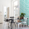 ESTAhome tapeet horisontaalsed tie-dye shibori triibud - intensiivne türkiis ja matt valge