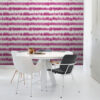ESTAhome tapeet horisontaalsed tie-dye shibori triibud - intensiivne fuksiaroosa ja mattvalge