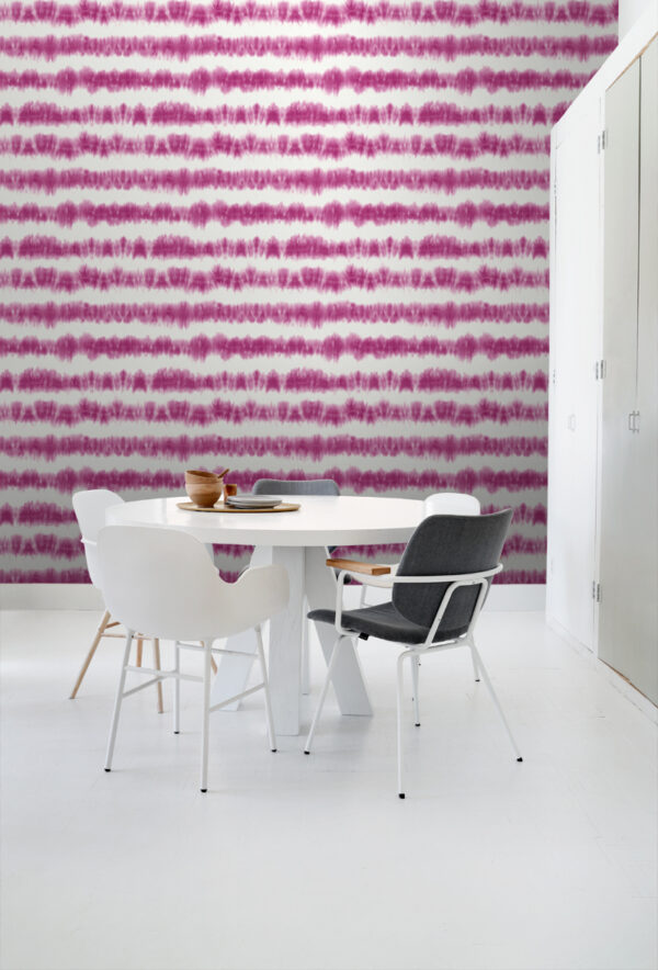 ESTAhome tapeet horisontaalsed tie-dye shibori triibud - intensiivne fuksiaroosa ja mattvalge