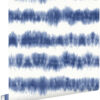 ESTAhome tapeet horisontaalsed tie-dye shibori triibud teksad indigo sinine ja matt valge