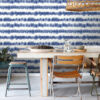 ESTAhome tapeet horisontaalsed tie-dye shibori triibud teksad indigo sinine ja matt valge