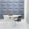 ESTAhome tapeet horisontaalsed tie-dye shibori triibud teksad indigo sinine ja matt valge