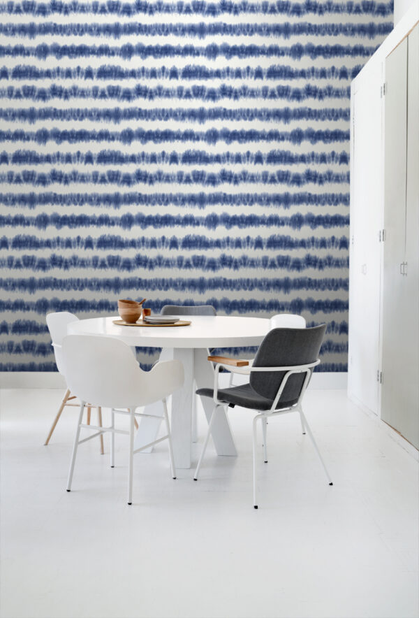 ESTAhome tapeet horisontaalsed tie-dye shibori triibud teksad indigo sinine ja matt valge