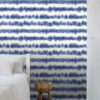 ESTAhome tapeet horisontaalsed tie-dye shibori triibud teksad indigo sinine ja matt valge