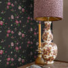 Origin Wallcoverings tapeet lilled - must ja roosa