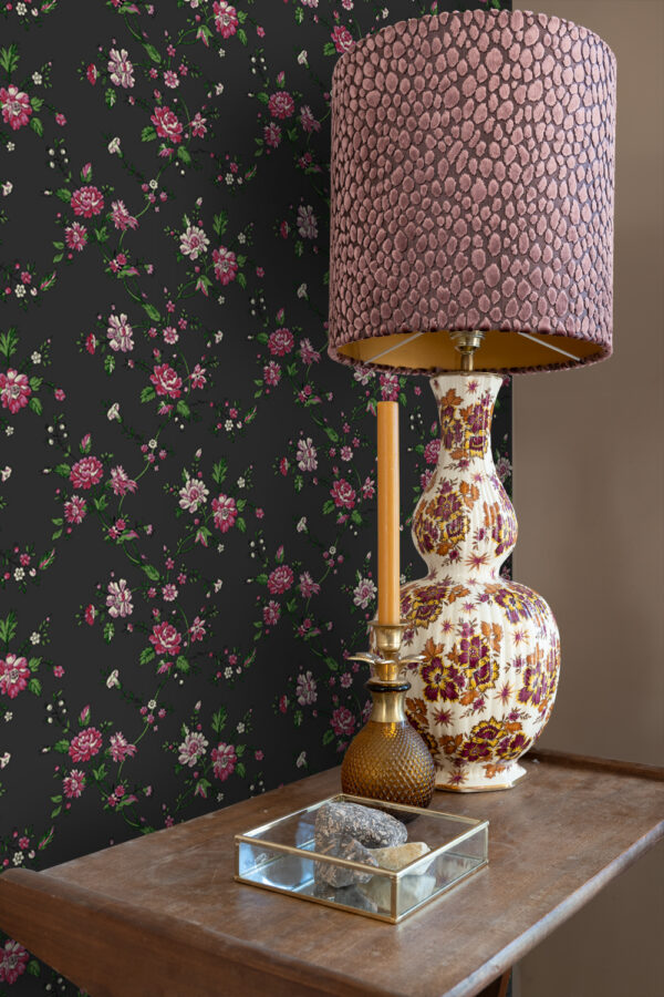 Origin Wallcoverings tapeet lilled - must ja roosa