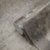 Origin Wallcoverings tapeet suured roostes metallplaadid naeltega tööstuslik hall