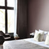 Origin Wallcoverings tapeet ornament - tume lilla