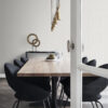 Origin Wallcoverings tapeet peened triibud - tumehall