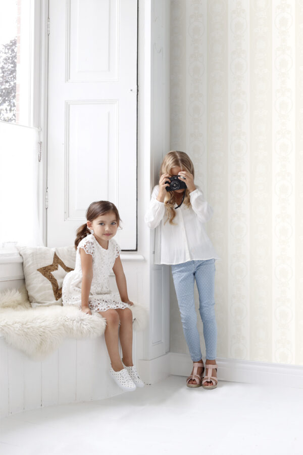 Origin Wallcoverings tapeet ornament - hõbedane ja valge