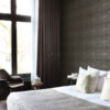 Origin Wallcoverings loomanahk tapeet - must ja läikiv pronks