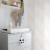 Origin Wallcoverings tapeet suured kolmnurgad - helekreemjas beež ja mattvalge