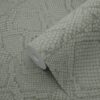 Origin Wallcoverings tapeedi plaatmotiiv konnahuulise mustriga - helehall